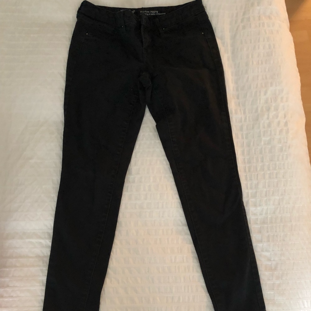 Black Mid-Rise Jegging